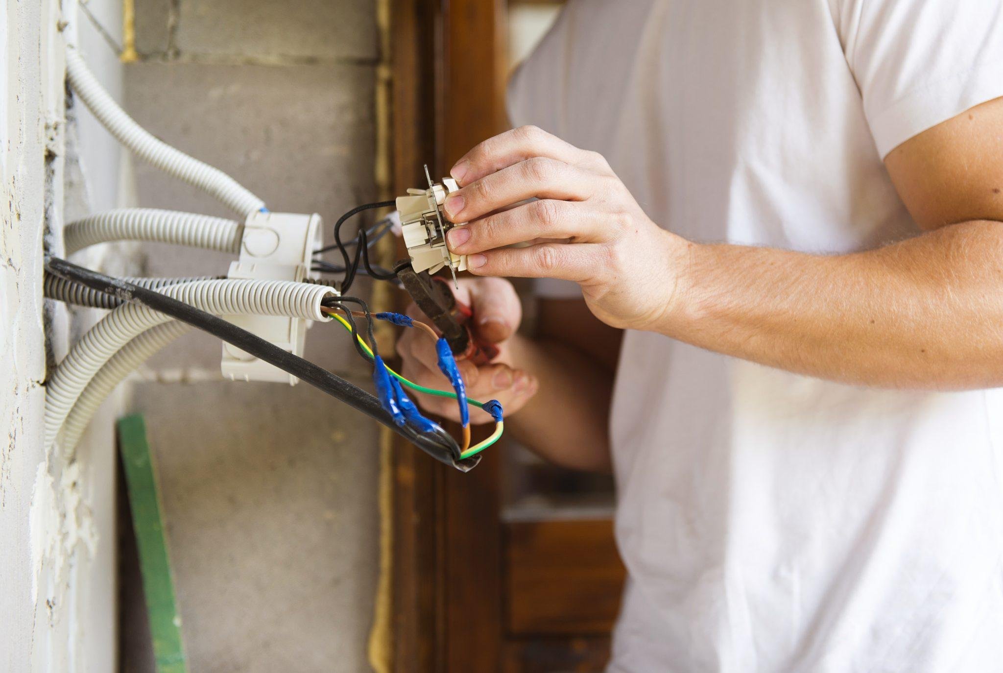 Вызовите электрика, который вам нужен для быстрого ремонта ваших квартирных проблем